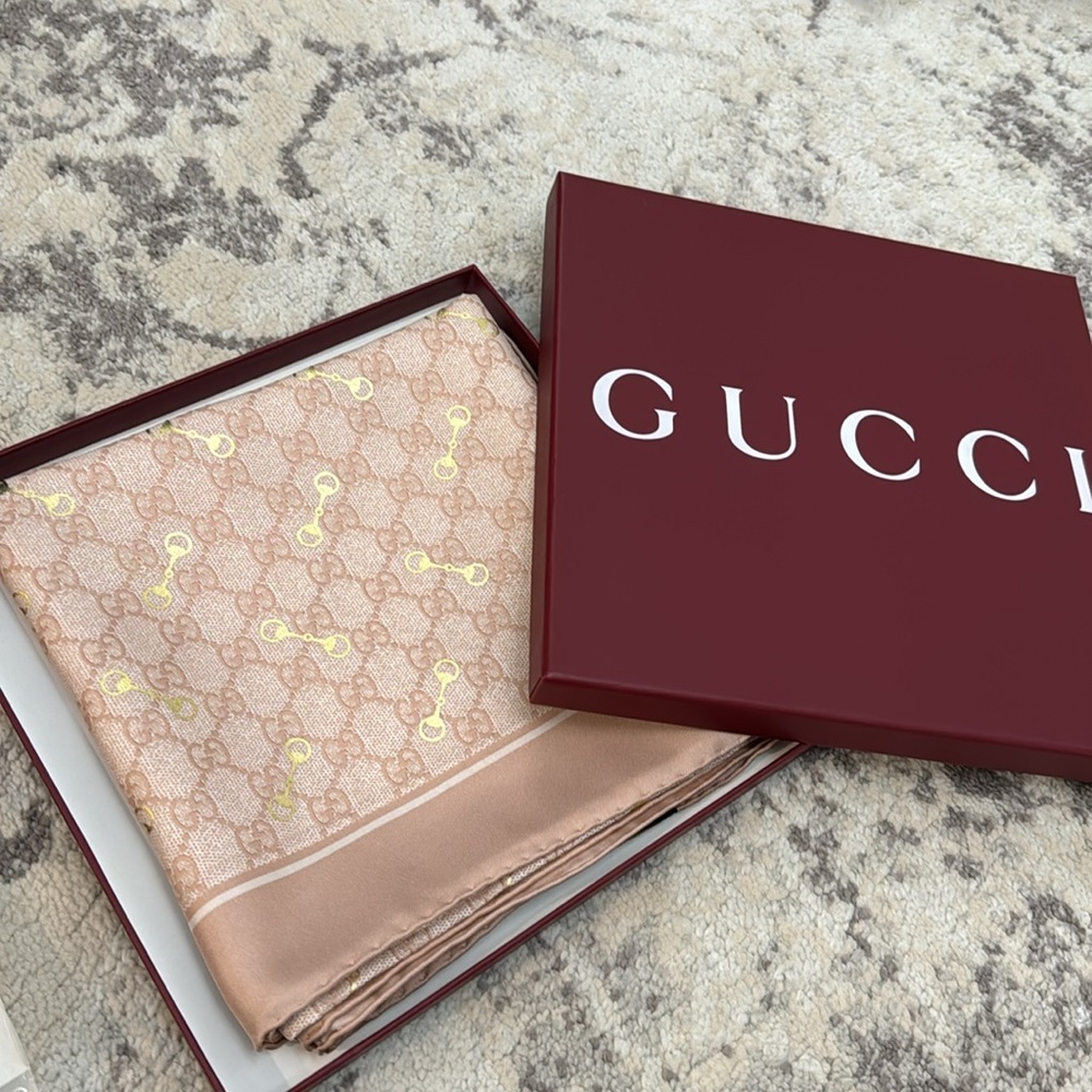 NEW AUTHENTIC GUCCI -GG PRINT WITH HORSEBIT SILK CARRÉ